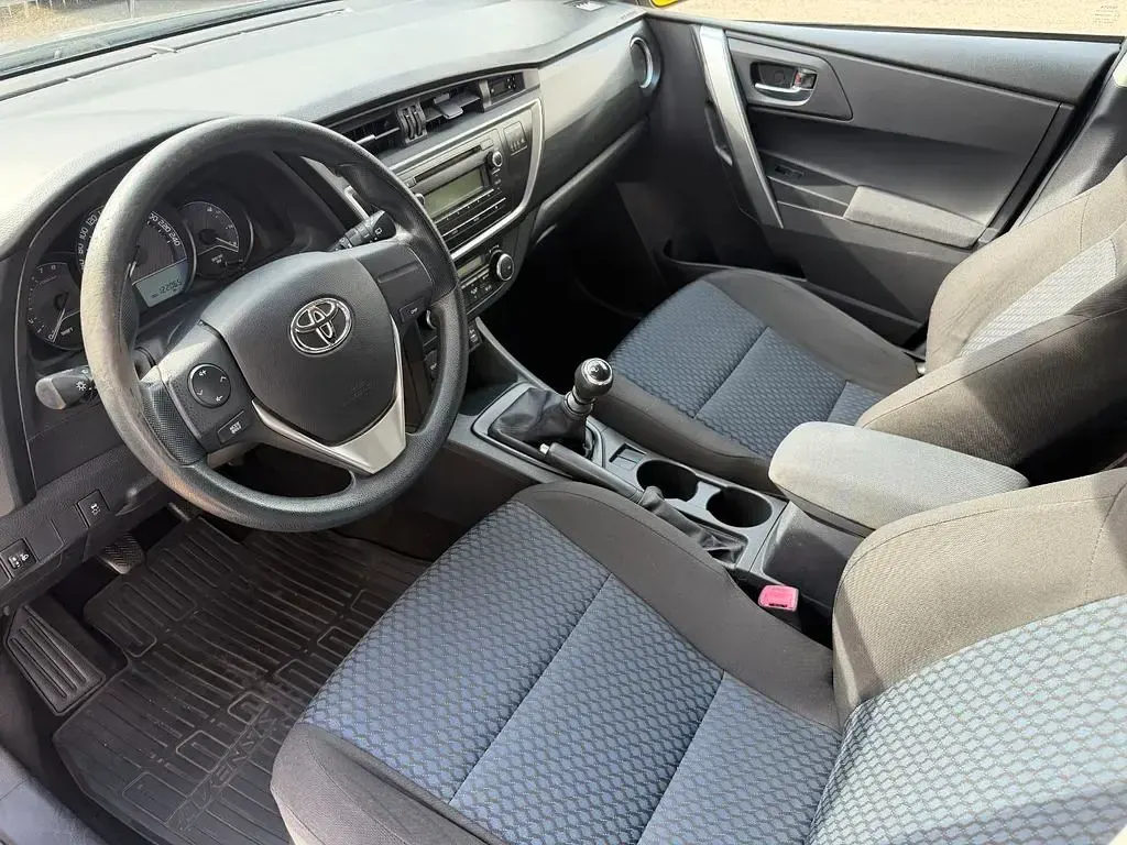 Gebraucht Toyota Auris Cool 99 PS (72 kW) 2013 Grau Limousine