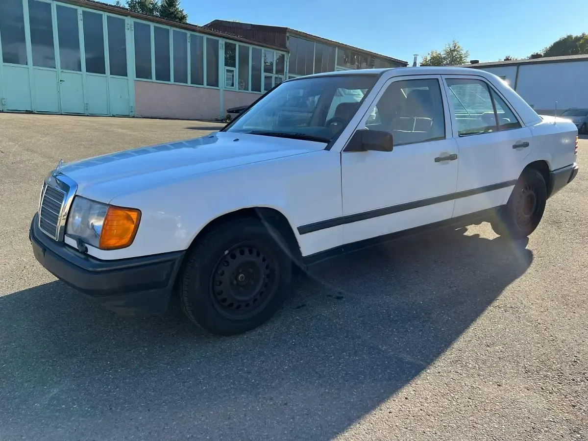 Gebraucht Mercedes E300 179 PS (131 kW) 1987 Weiß Limousine