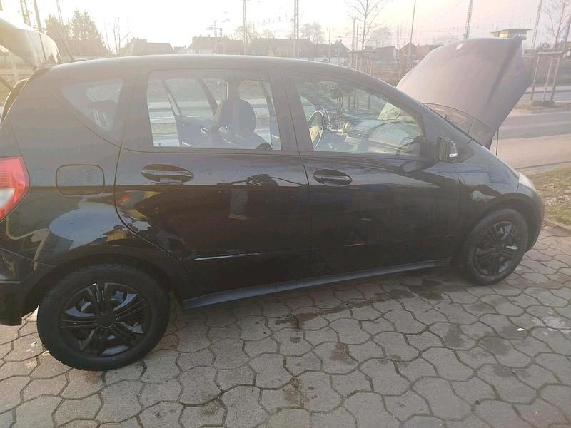 Gebraucht Mercedes A180 105 PS (77 kW) 2011 Schwarz Limousine