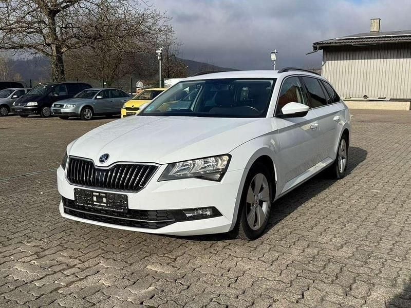 Weiß Gebraucht 2016 Skoda Superb Kombi | 9.800 € (Guter Preis) - Bild 1/4