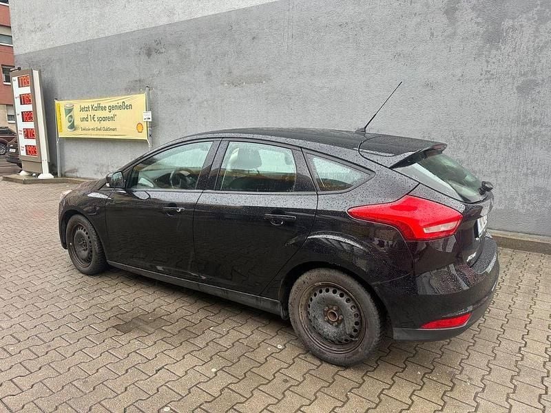 Gebraucht Ford Focus Trend 101 PS (74 kW) 2015 Schwarz Limousine