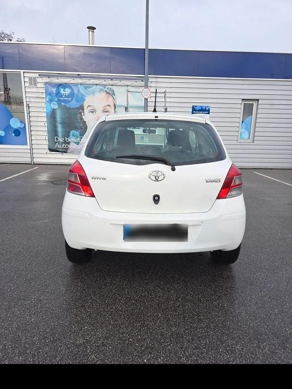 Gebraucht Toyota Yaris 69 PS (50 kW) 2010 Weiß Limousine
