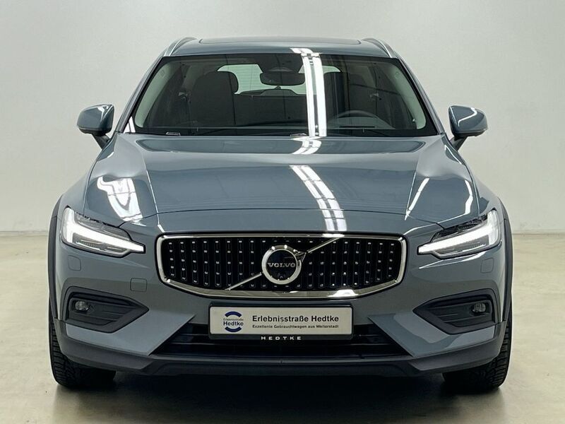 Gebraucht Volvo V60 CC Ultimate 197 PS (144 kW) 2023 Thunder grey Kombi
