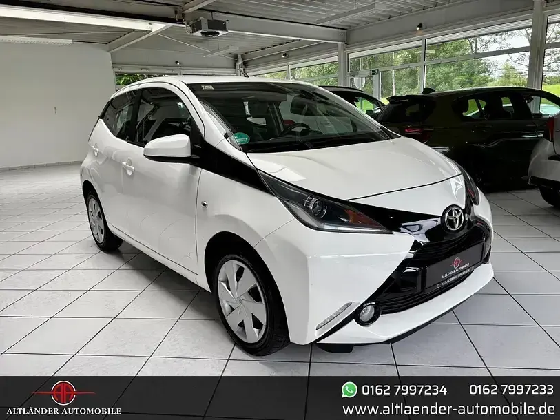 Gebraucht Toyota Aygo X-play 69 PS (50 kW) 2017 Weiß Kleinwagen