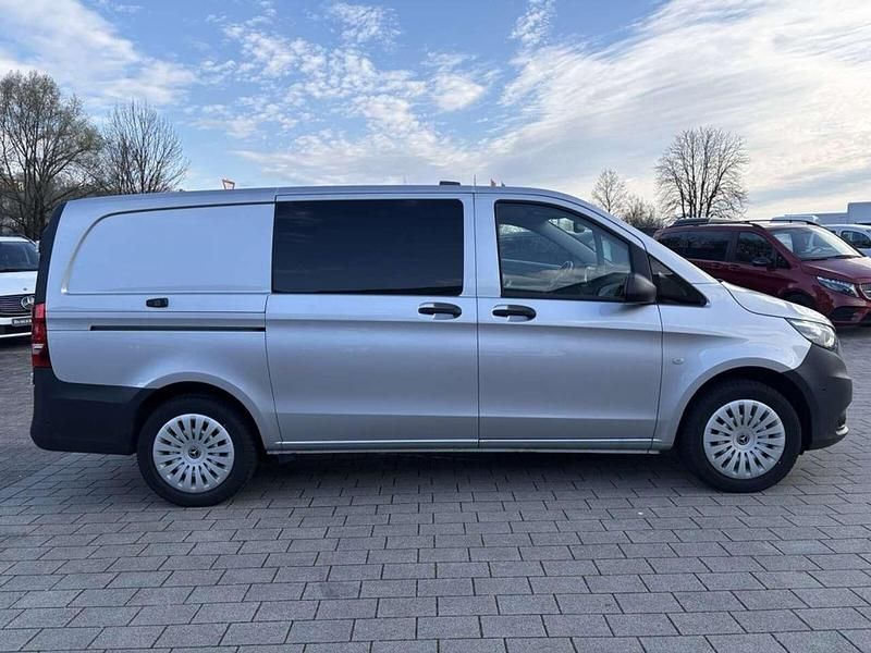 Gebraucht Mercedes Vito 163 PS (119 kW) 2024 Brillantsilber metallic Van