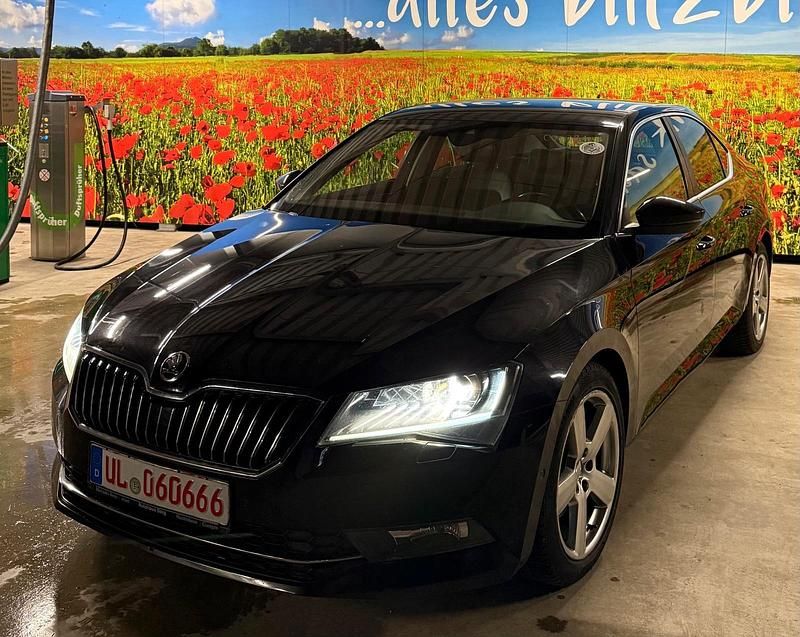 Schwarz Gebraucht 2015 Skoda Superb Style Limousine | 12.840 € (Superpreis) - Bild 1/4