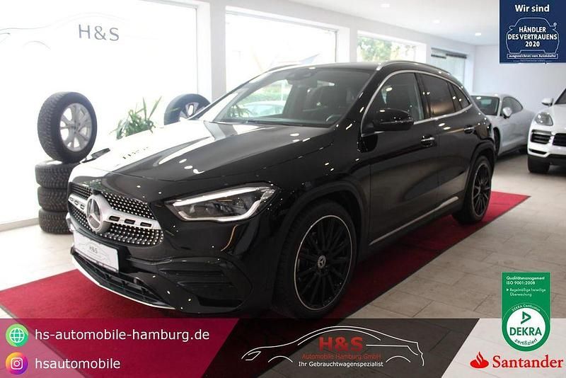 Kosmosschwarz lack Gebraucht 2020 Mercedes GLA200 AMG line SUV | 33.450 € (Teuer) - Bild 1/4