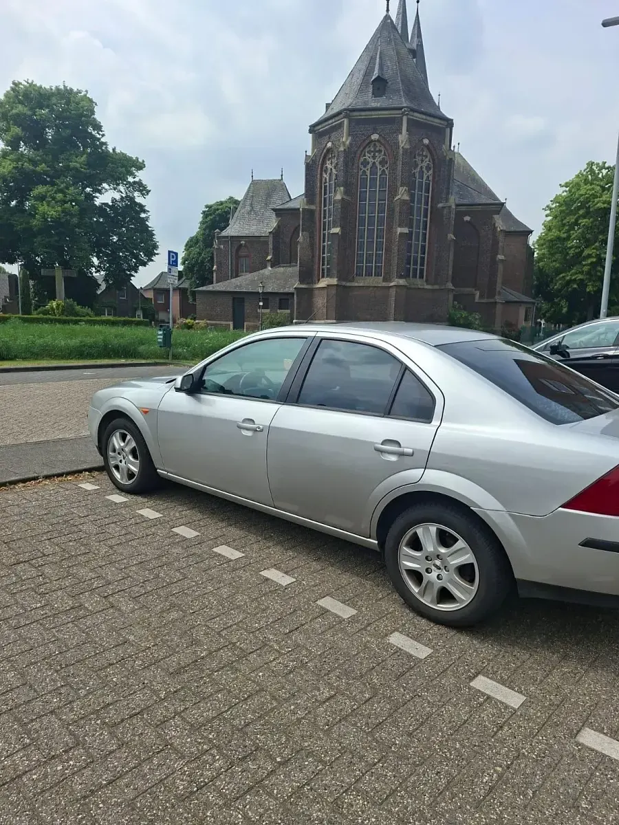 Gebraucht Ford Mondeo 145 PS (106 kW) 2002 Silber Limousine