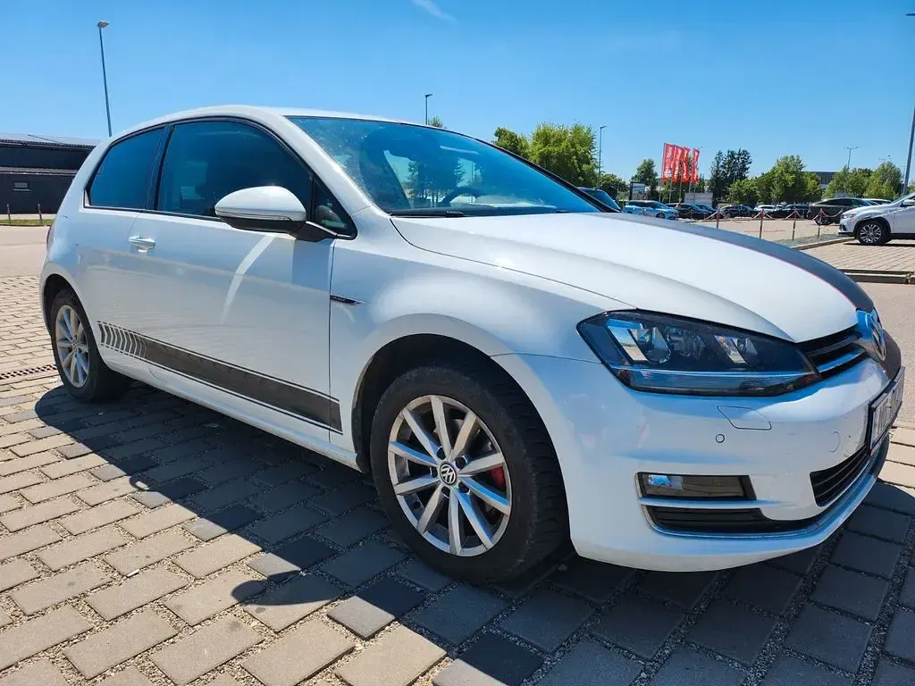 Używany VW Golf VII LOUNGE 86 KM (63 kW) 2016 Biały Sedan/Limuzyna