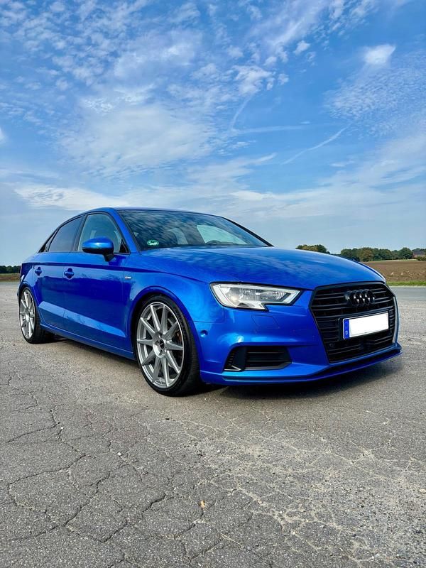 Blau Gebraucht 2019 Audi A3 Comfort Limousine | 18.990 € (Fairer Preis) - Bild 1/4