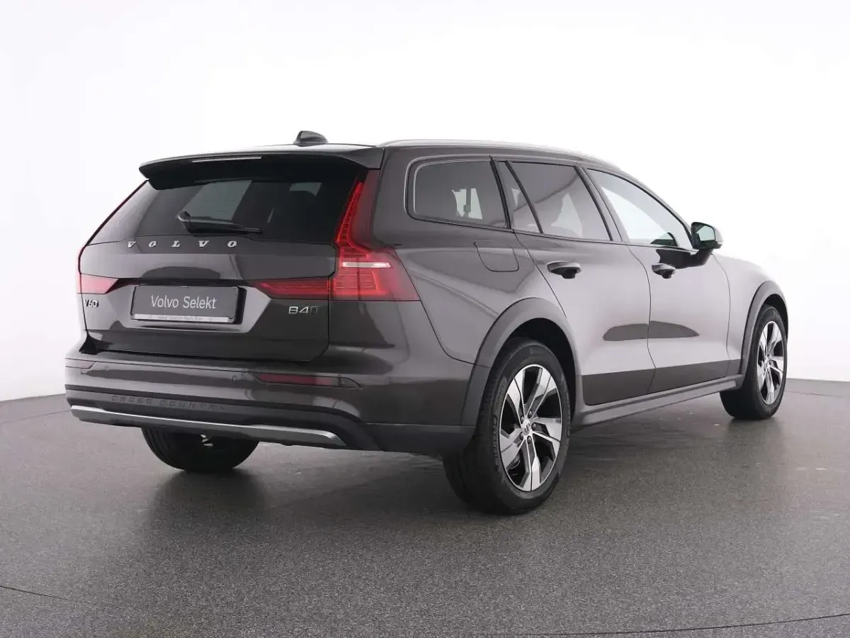 Używany Volvo V60 CC Plus 197 KM (144 kW) 2024 Szary Kombi