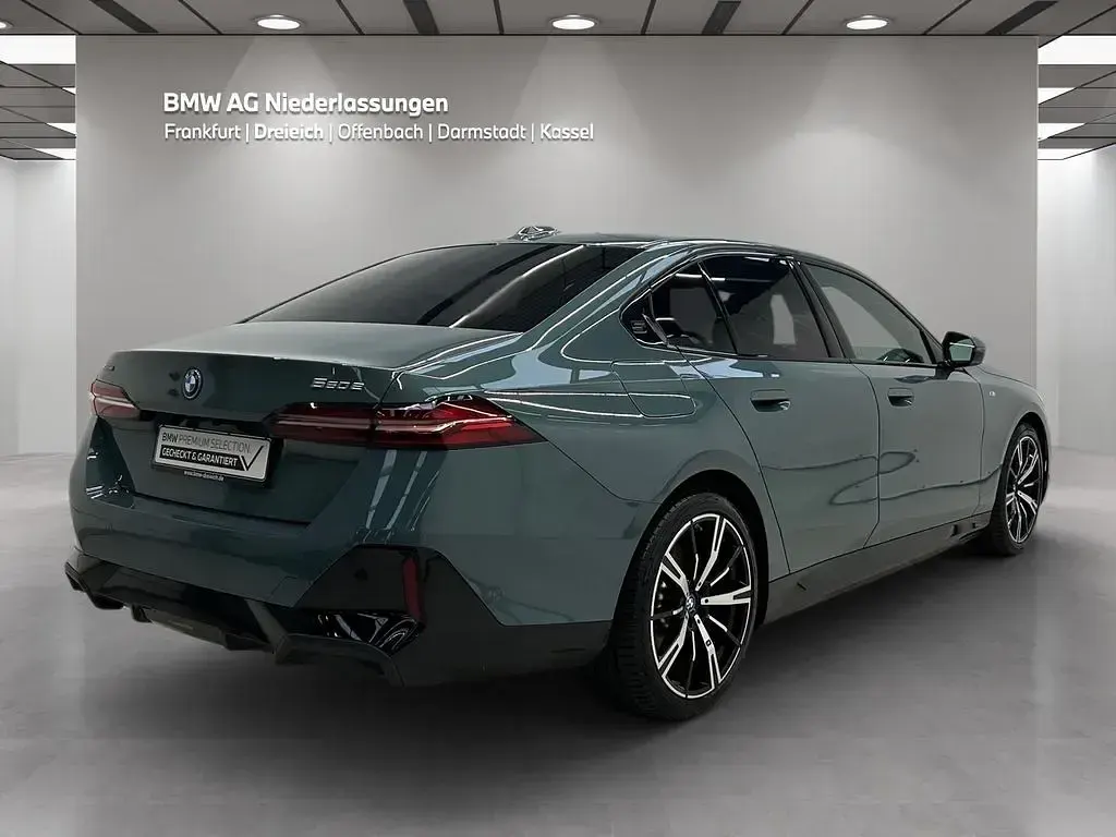 Gebraucht BMW 550e M Sport 313 PS (230 kW) 2024 Grün Limousine