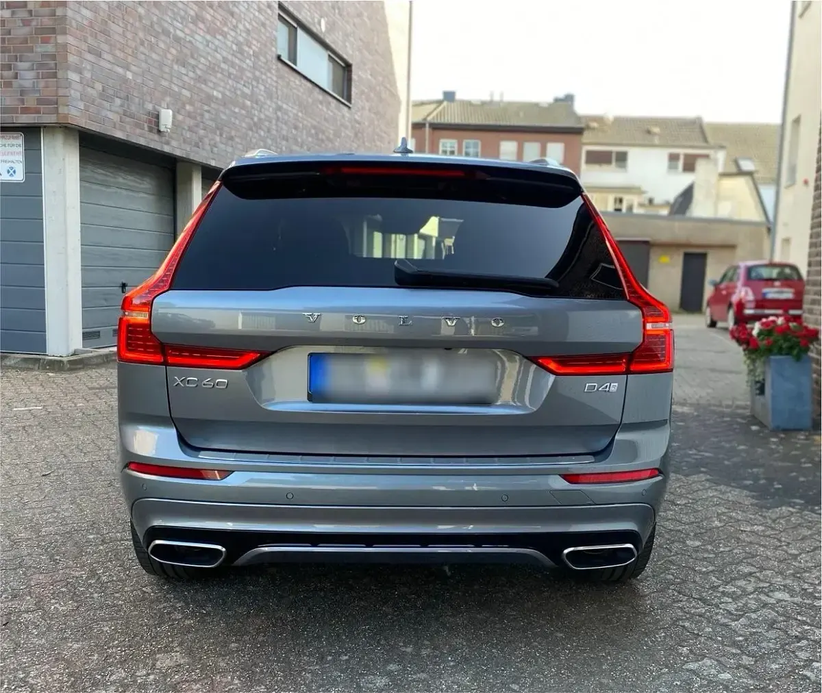 Second-hand Volvo XC60 R-Design 190 CP (139 kW) 2018 Gri SUV