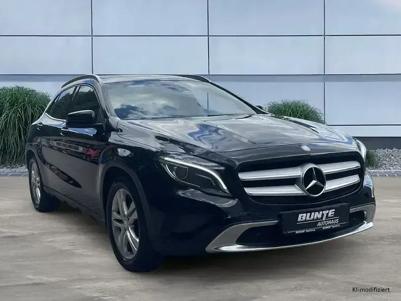 Gebraucht Mercedes GLA220 Urban 177 PS (130 kW) 2017 Kosmosschwarz (schwarz) SUV