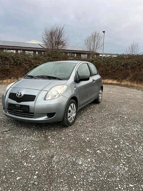 Gebraucht Toyota Yaris 69 PS (50 kW) 2007 Silber Kleinwagen