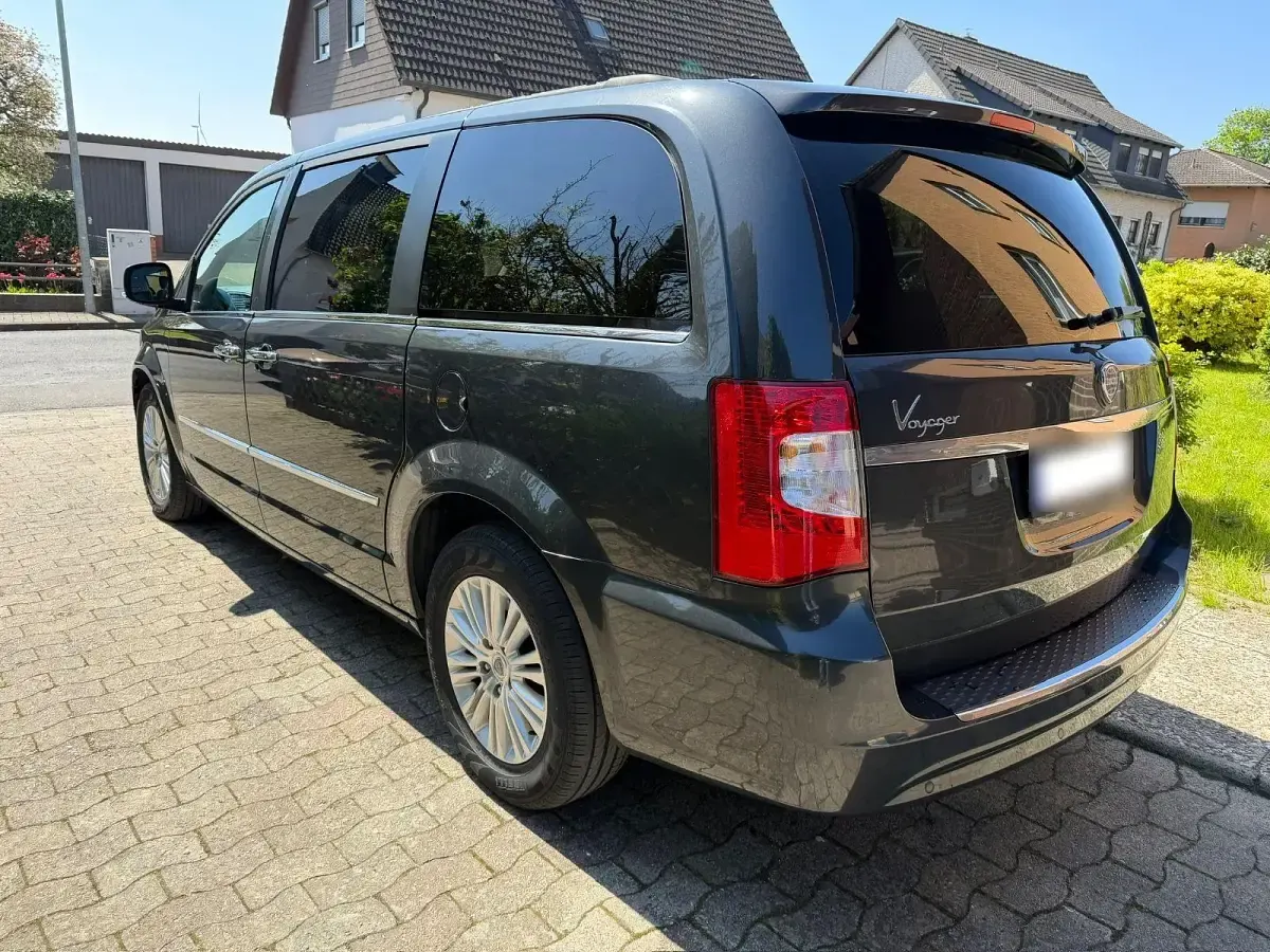 Gebraucht Lancia Voyager 163 PS (119 kW) 2012 Schwarz Van / Kleinbus