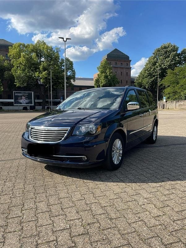 Blau Gebraucht 2012 Chrysler Grand Voyager Limited Van / Kleinbus | 10.000 € (Fairer Preis) - Bild 1/4