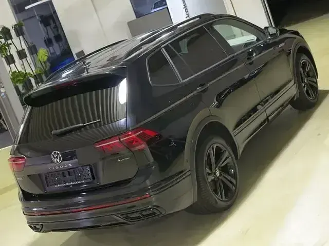 Gebraucht VW Tiguan Allspace R-line 190 PS (139 kW) 2022 Deep black perleffekt SUV