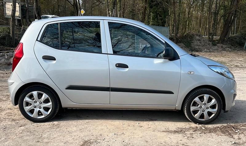 Gebraucht Hyundai i10 69 PS (50 kW) 2013 Silber Kleinwagen
