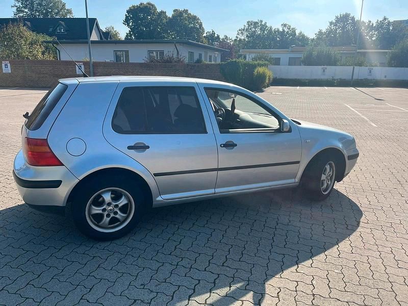 Silber Gebraucht 2003 VW Golf IV Kleinwagen | 525 € (Superpreis) - Bild 1/4