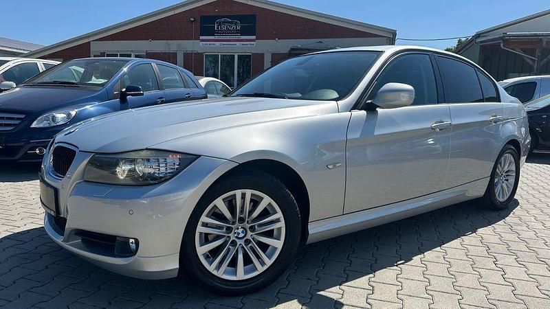 Silber Gebraucht 2010 BMW 318 Sport Line Limousine | 9.499 € (Teuer) - Bild 1/4