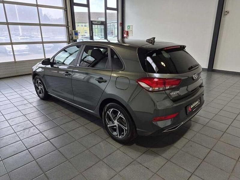 Gebraucht Hyundai i30 120 PS (88 kW) 2022 Grau Limousine