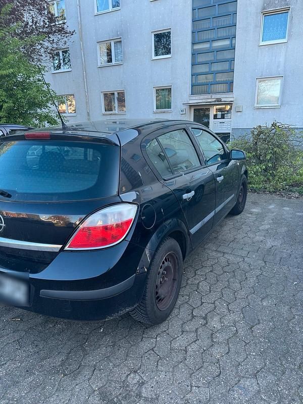 Second-hand Opel Astra 105 CP (77 kW) 2004 Negru Hatchback