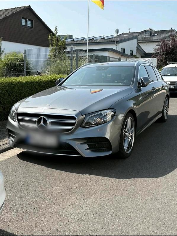 Grau Gebraucht 2017 Mercedes E200 AMG line Kombi | 17.999 € (Guter Preis) - Bild 1/4