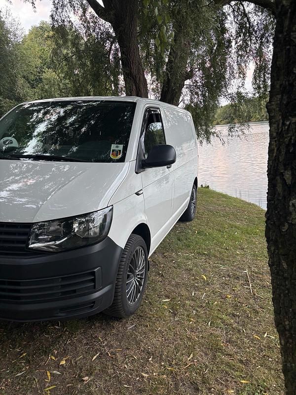 Weiß Gebraucht 2018 VW Transporter Van | 18.350 € (Etwas zu teuer) - Bild 1/4