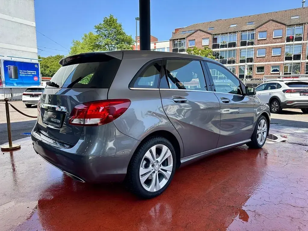 Gebraucht Mercedes B180 122 PS (89 kW) 2015 Grau Kleinwagen