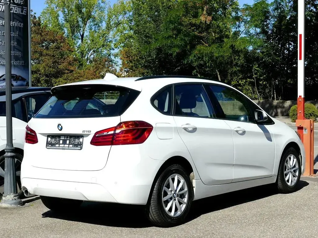 Gebraucht BMW 218 Active Tourer Advantage 140 PS (102 kW) 2020 Weiß Van / Kleinbus