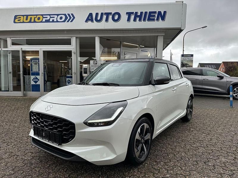 Weiß Gebraucht 2025 Suzuki Swift Comfort+ Limousine | 18.490 € - Bild 1/4