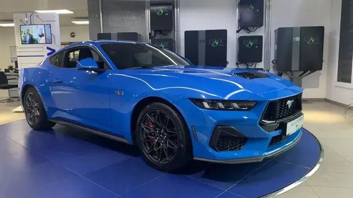 Grabber blue metallic Gebraucht 2025 Ford Mustang GT Fastback | 55.900 € (Superpreis) - Bild 1/4