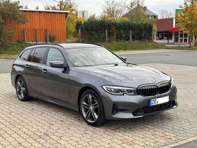 Grau Gebraucht 2021 BMW 320 Advantage Kombi | 21.500 € - Bild 1/4