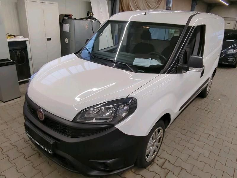 Weiß Gebraucht 2022 Fiat Doblò Van / Kleinbus | 8.892 € (Teuer) - Bild 1/4