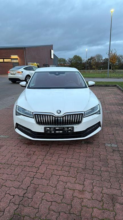 Weiß Gebraucht 2020 Skoda Superb Ambition Limousine | 21.200 € (Teuer) - Bild 1/4