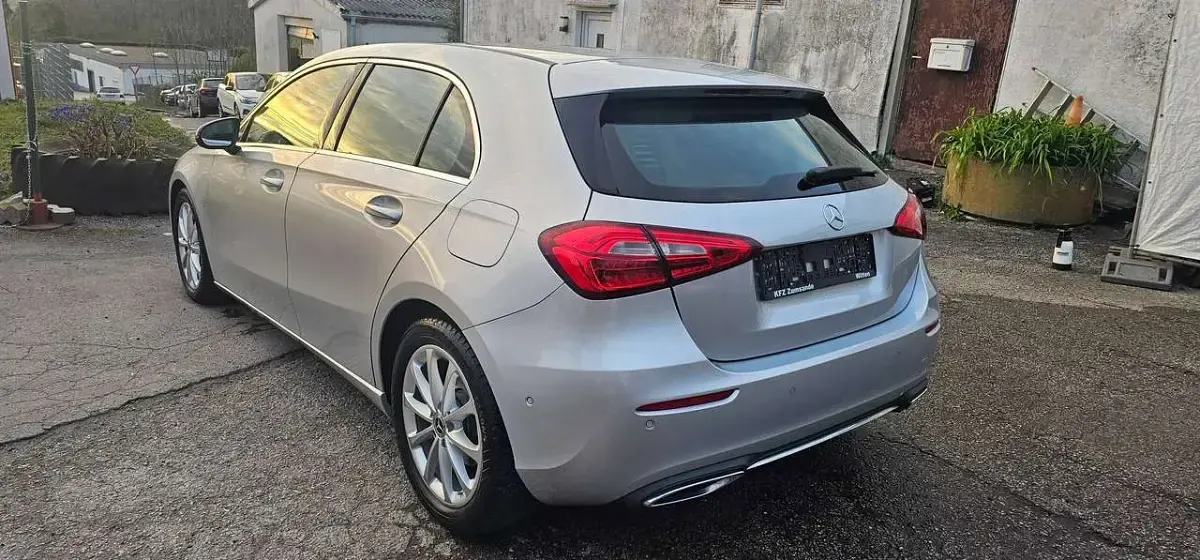 Gebraucht Mercedes A180 136 PS (100 kW) 2019 Iridiumsilber  metalliclack Kleinwagen