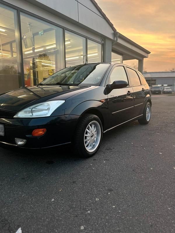 Second-hand Ford Focus 101 CP (74 kW) 2001 Albastru Hatchback
