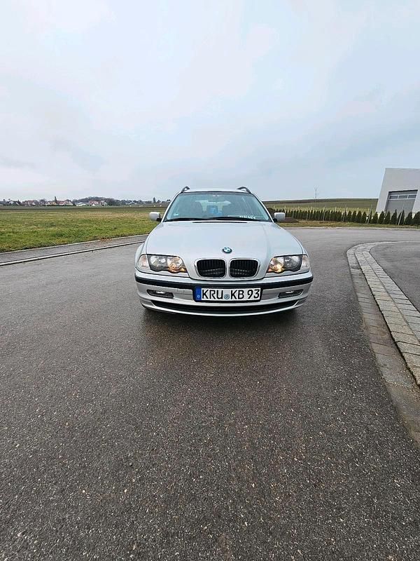 Silber Gebraucht 2001 BMW 320 Kombi | 2.999 € - Bild 1/4