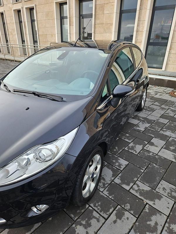 Gebraucht Ford Fiesta 96 PS (70 kW) 2011 Schwarz Kleinwagen