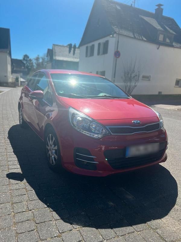 Gebraucht Kia Rio 90 PS (66 kW) 2016 Rot Kleinwagen