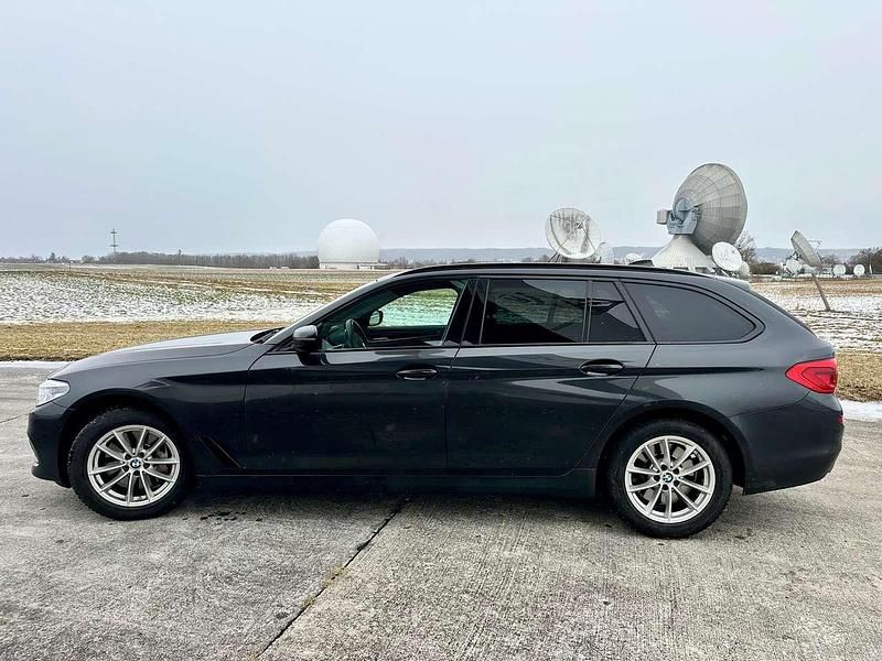 Grau Gebraucht 2019 BMW 540 Comfort Edition Kombi | 32.450 € (Superpreis) - Bild 1/4