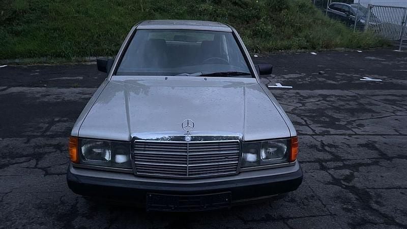 Gold Gebraucht 1990 Mercedes 190 Limousine | 4.890 € - Bild 1/4