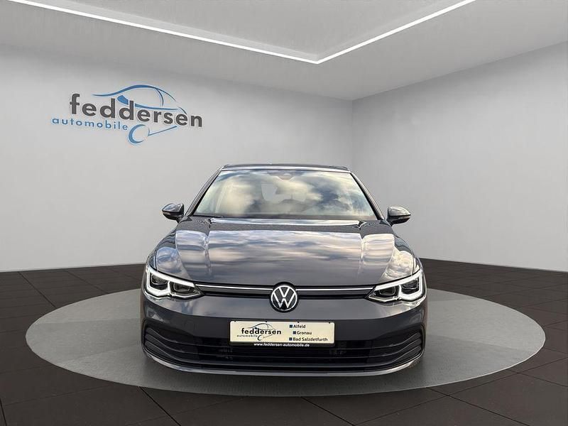 Gebraucht VW Golf VIII Life 131 PS (96 kW) 2023 Delfingrau metallic (metallic) Limousine