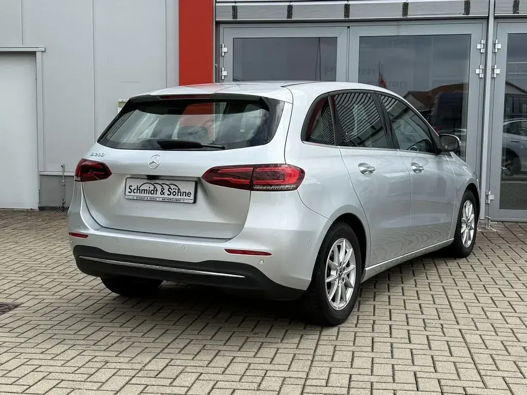 Gebraucht Mercedes B200 Style 163 PS (119 kW) 2019 Silber metallic Kleinwagen
