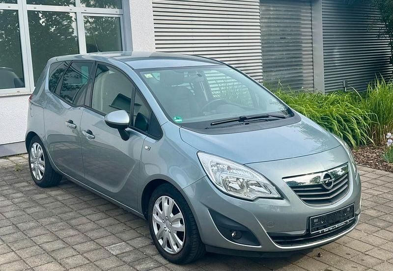 Silbersee/perl silber (m2) Gebraucht 2011 Opel Meriva Design Edition Van / Kleinbus | 3.999 € (Guter Preis) - Bild 1/4