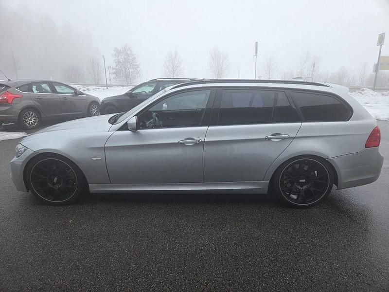 Silber Gebraucht 2010 BMW 330 M Sport Kombi | 10.999 € (Fairer Preis) - Bild 1/4