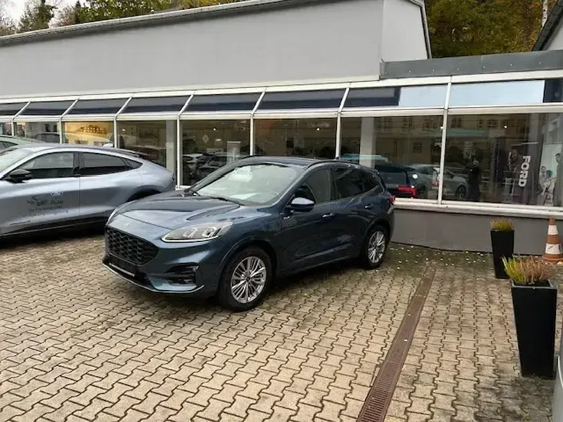 Usado Ford Kuga ST-Line X 152 HP (111 kW) 2021 Azul SUV