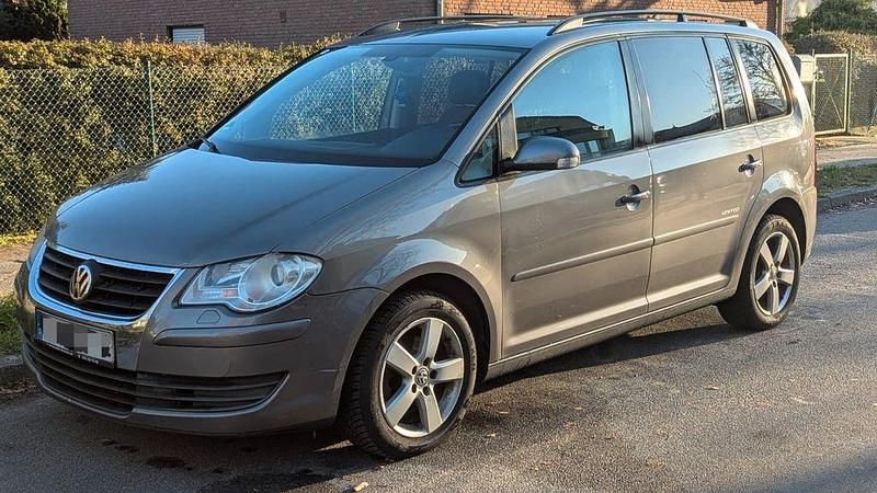 Grau Gebraucht 2009 VW Touran Highline Van / Kleinbus | 6.400 € (Teuer) - Bild 1/4