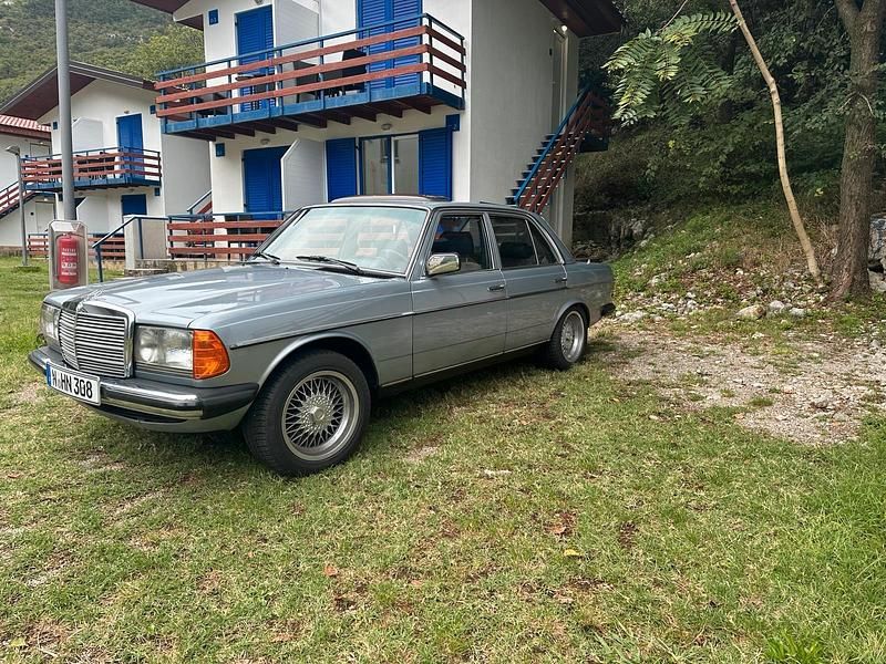 Gebraucht Mercedes E230 136 PS (100 kW) 1981 Silber Limousine